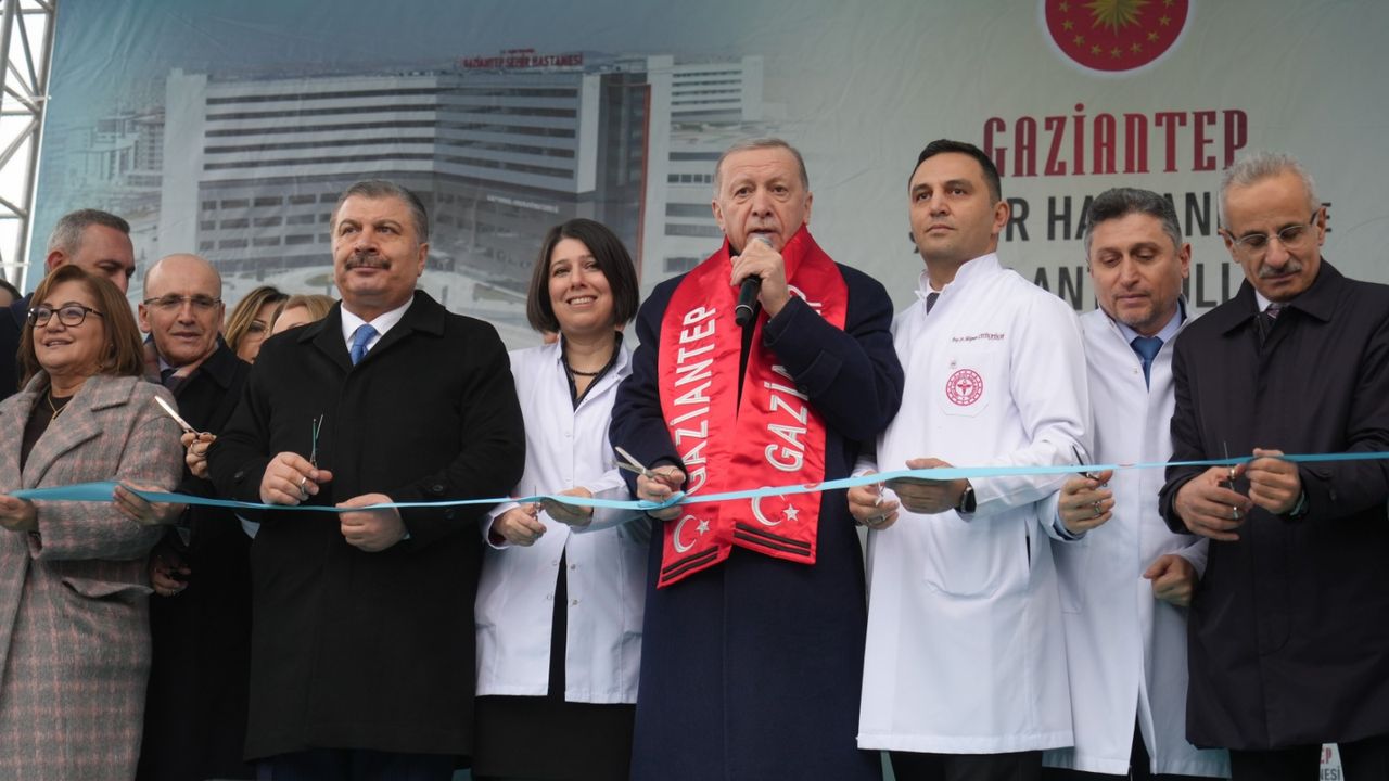 Erdoğan: “Deprem şehirlerini  yeniden ayağa kaldıracağız”