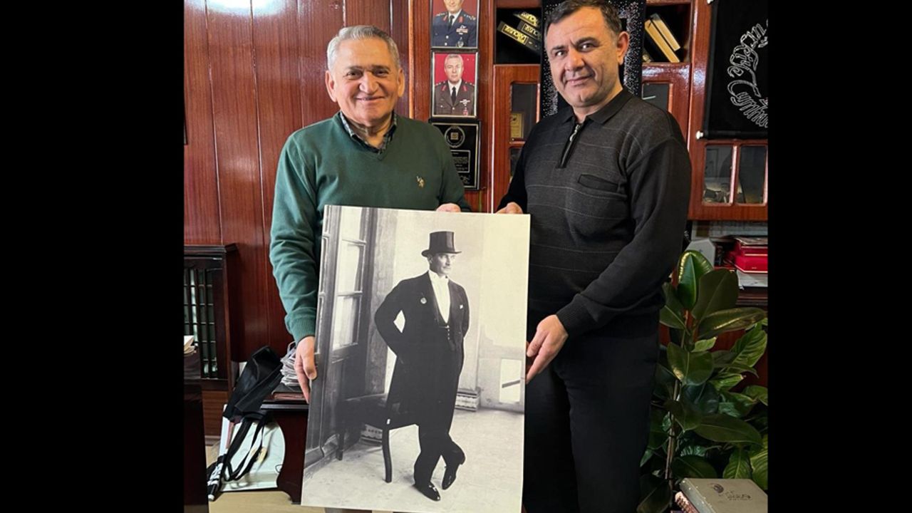 Abdullah Şenol’dan Atatürk posteri armağanı