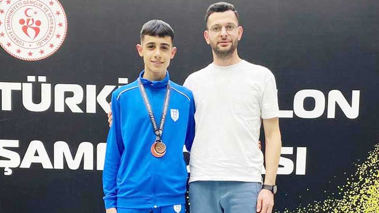 Salon atletizm şampiyonasında Çorum'dan Özünal Türkiye üçüncüsü