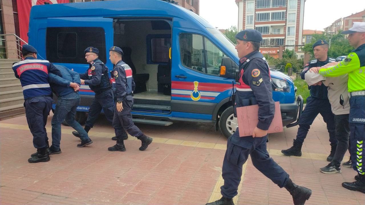 Piyasaya sürecekleri sentetik ecza haplarla yakalanan 2 şahıs tutuklandı
