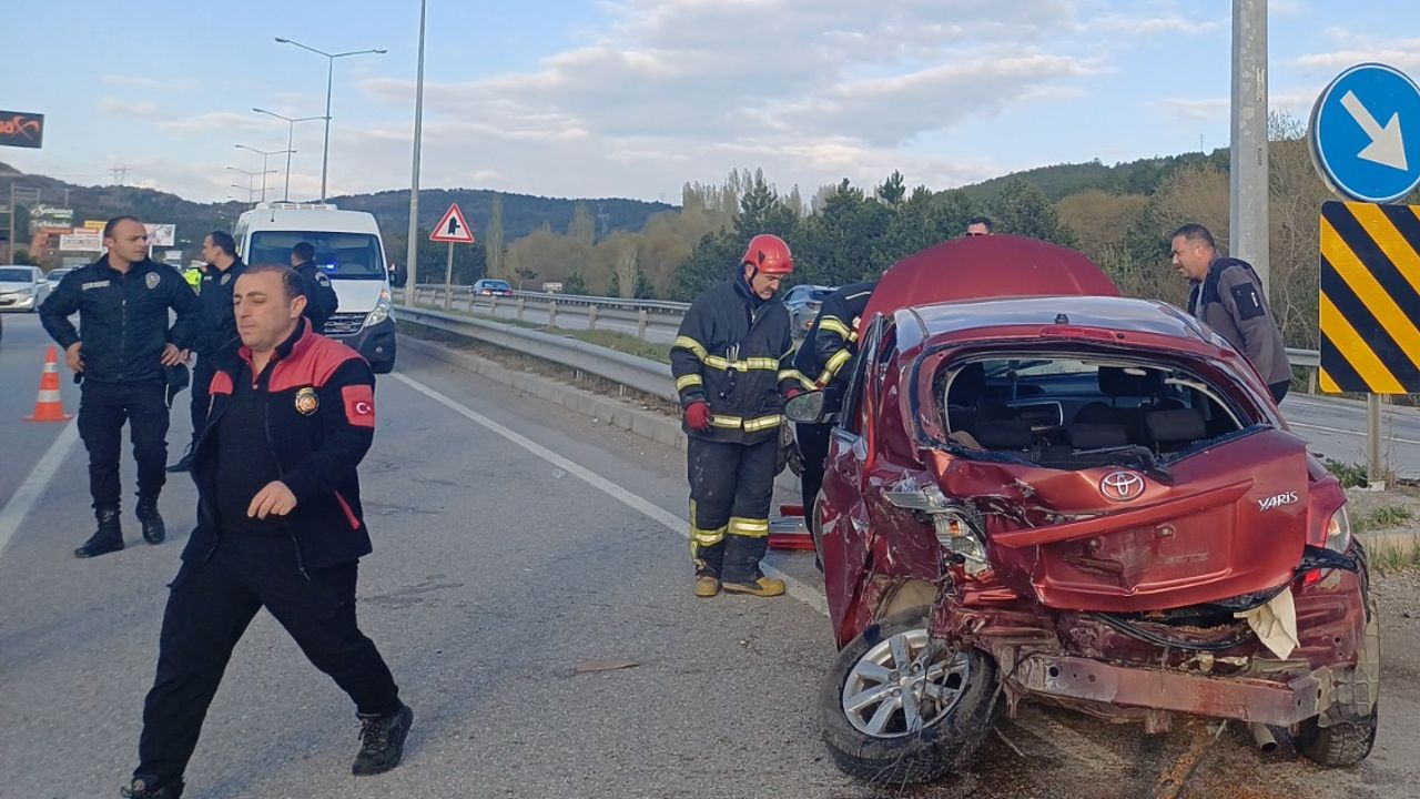 İki otomobil çarpıştı: 3 yaralı