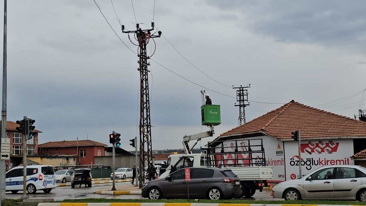 Elektrik direğinde patlama