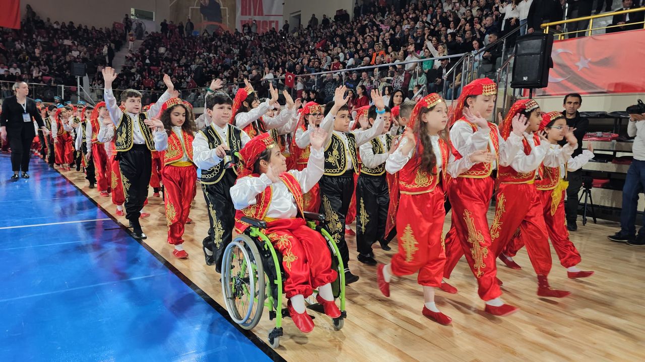 23 Nisan Coşkusunda Engelleri yıkan gülümseme”