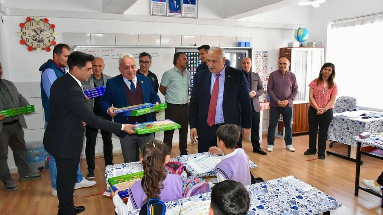 İskilip'te "Şehidimizden Kardeşine Hediye Var Projesi" kapsamında eğitim seti dağıtıldı