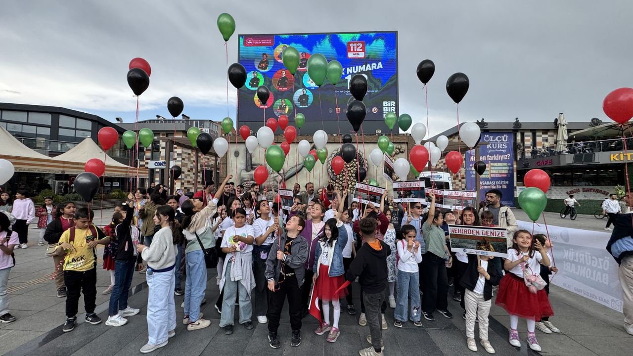 Filistin'deki kardeşlerinin özgür  kalması için balon uçurdular