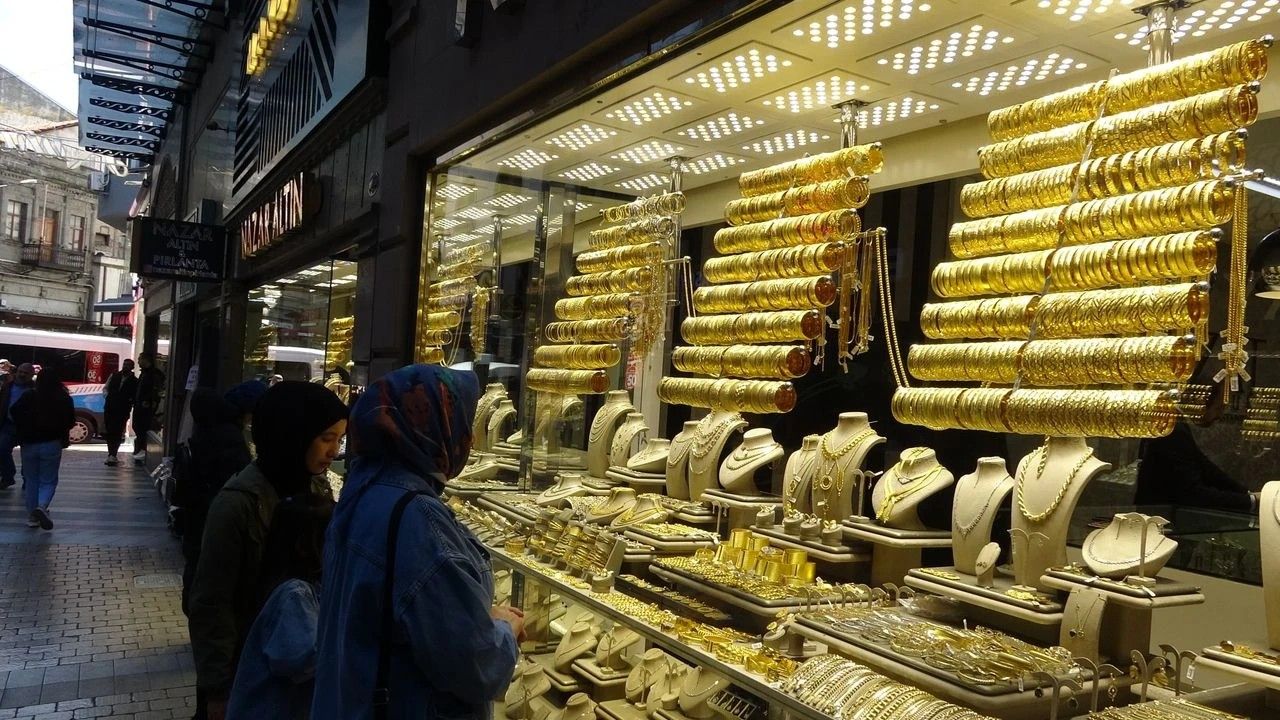 Altın haftaya tarihi zirveyle başladı: İşte Çorum'da gram altının yeni fiyatı!