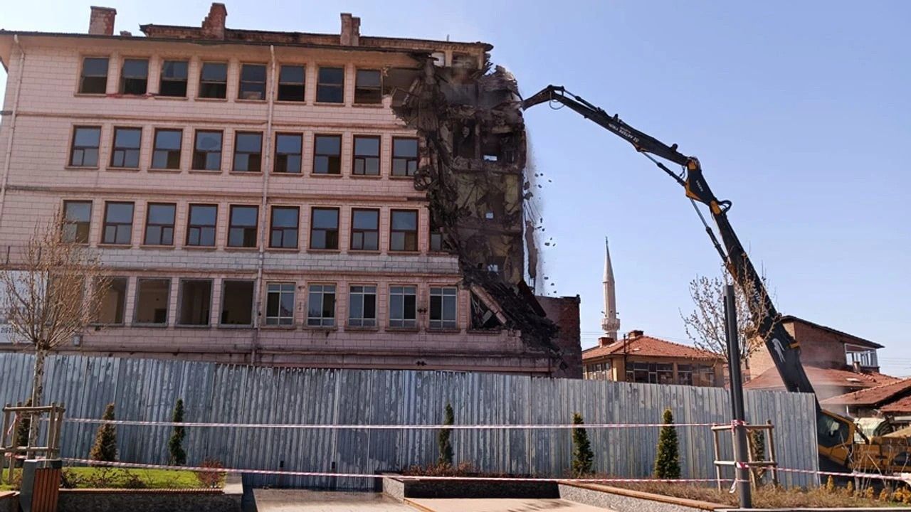 Çorum'daki o bina da yıkılıyor