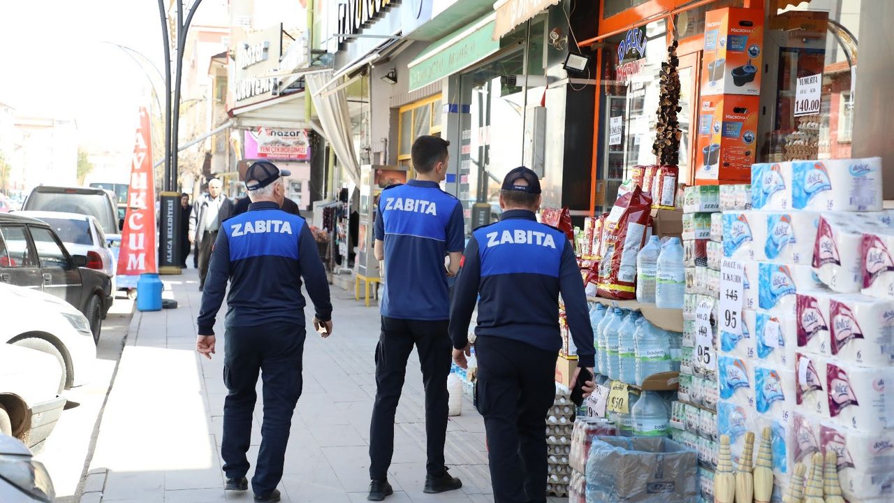 Alaca'da polis kaldırım  işgaline geçit vermiyor