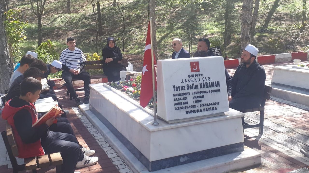 Öğrenciler helikopter kazasında şehit  düşen Selim Karaman’ı dualarla andı