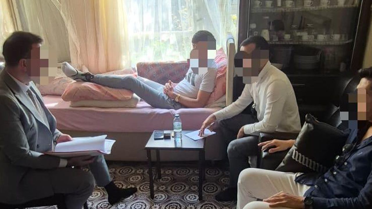 Saldırıda yaralanan genç mahkemeye gidemedi, evde mahkeme kuruldu