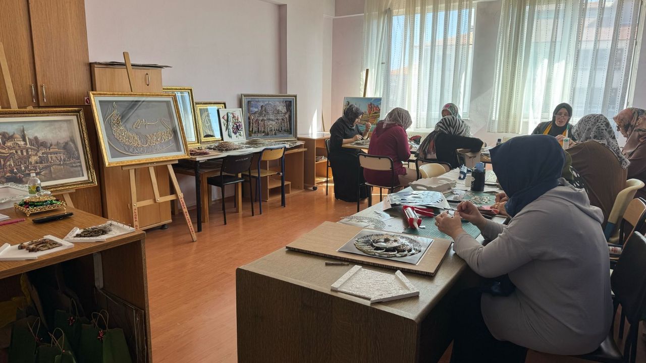 Alaca Halk Eğitim’in Kağıt  Rölyef Kursu ilgi görüyor