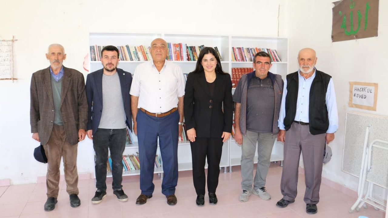 Köy kütüphanesine  2000 kitap bağışladı