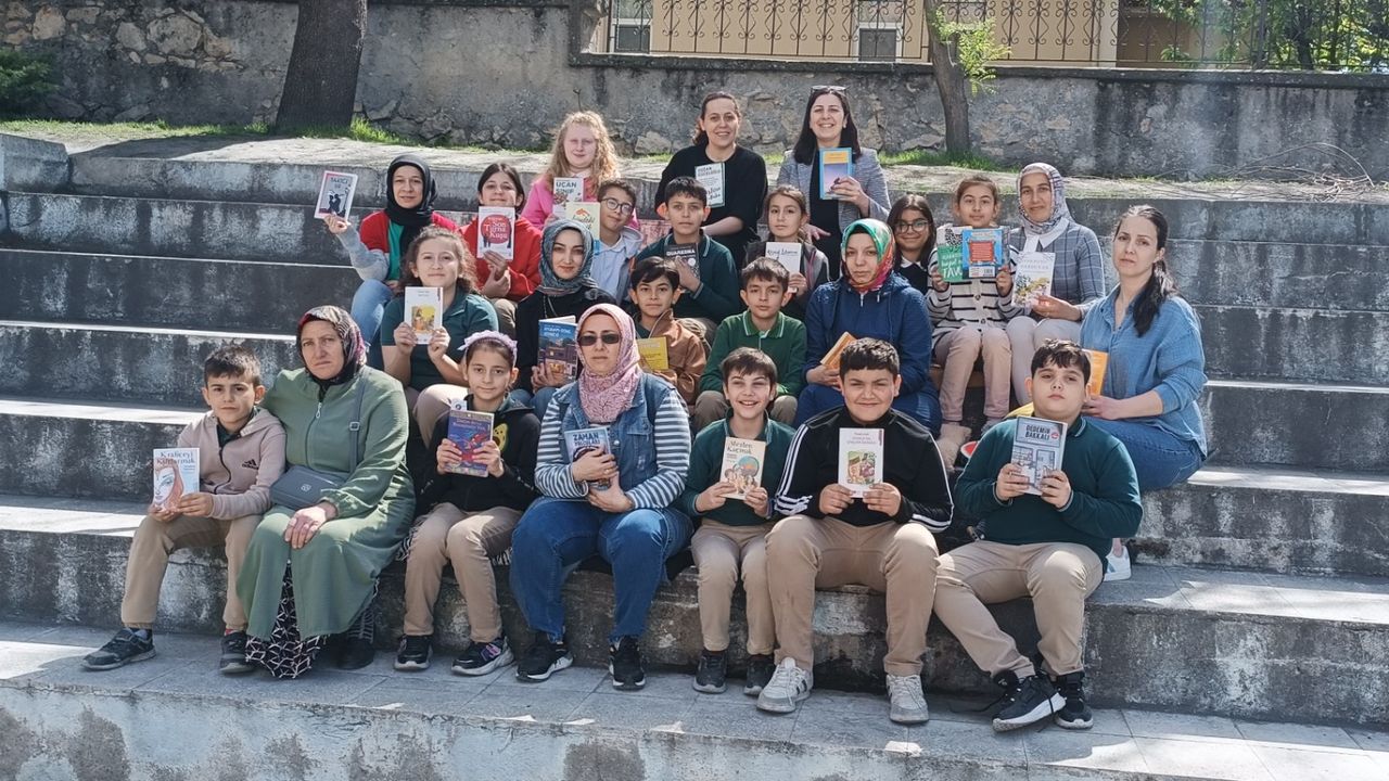 Kargı'da öğrenci ve veliler  açık havada kitap okudu