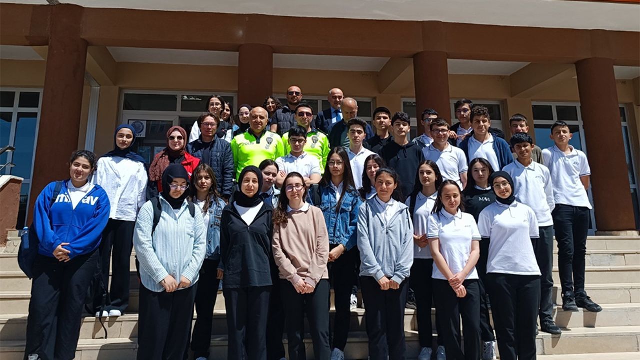 Lise öğrencilerine motosiklet  güvenliği semineri