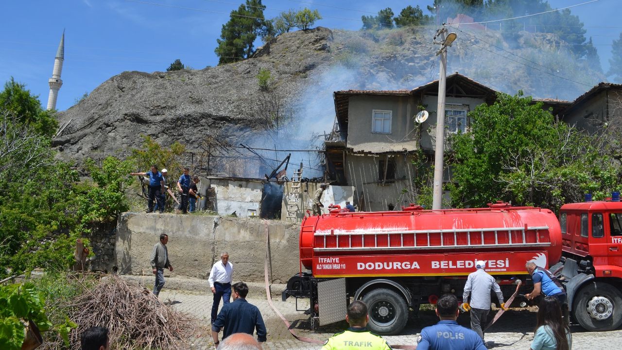 Semaverden çıkan yangın  evlere sıçramadan söndürüldü