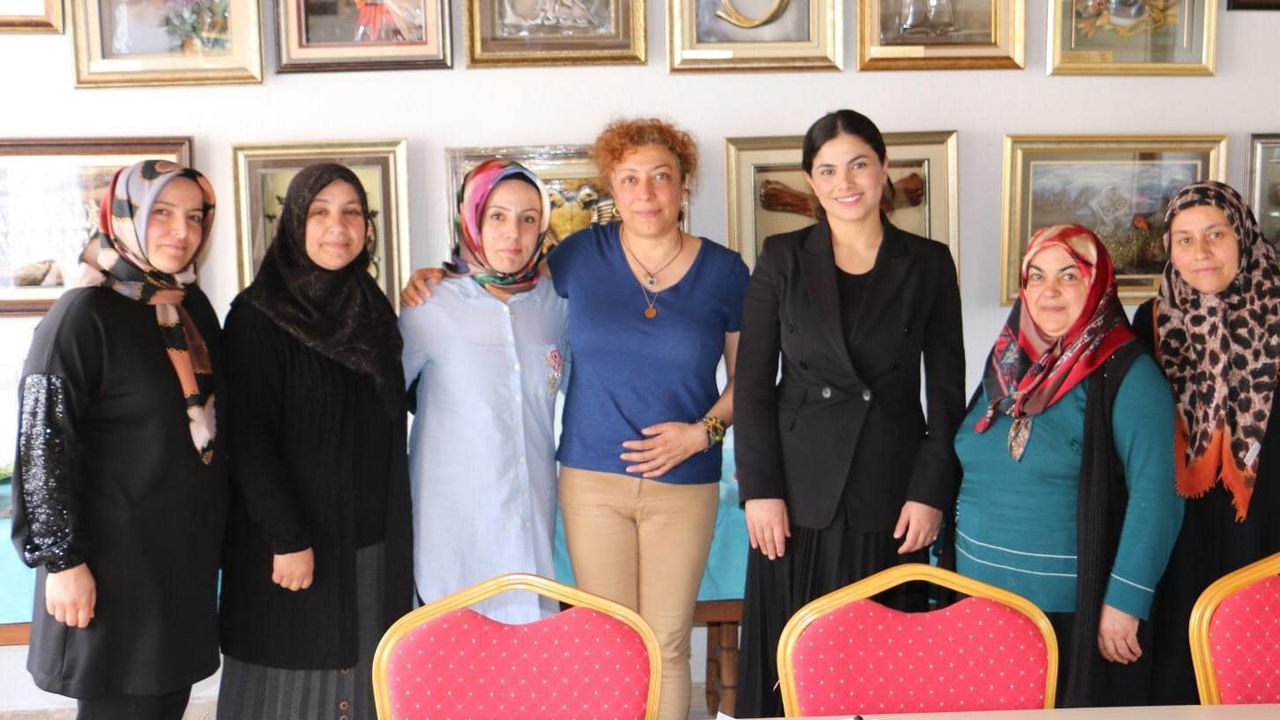 Boğazkale’deki kadınlara  Rölyef Kağıt Sanatı eğitimi