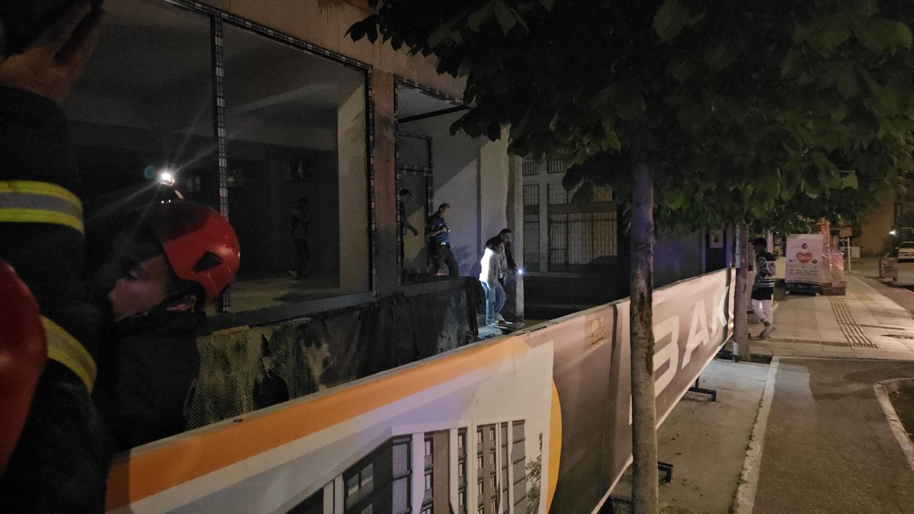 İnşaatın 3.katına çıkan genç kız...