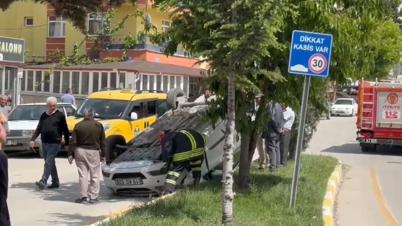 Ticari taksiye çarparak takla attı