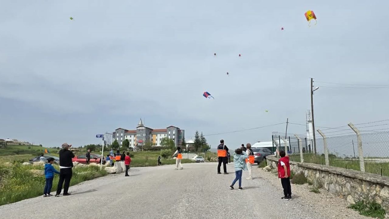 AFAD gönüllülerinden  çocuklara uçurtma şenliği