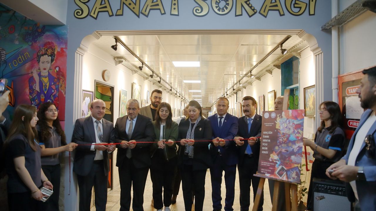 Sanat galerisine dönüştürülen okul  koridoru sergilere ev sahipliği yapıyor