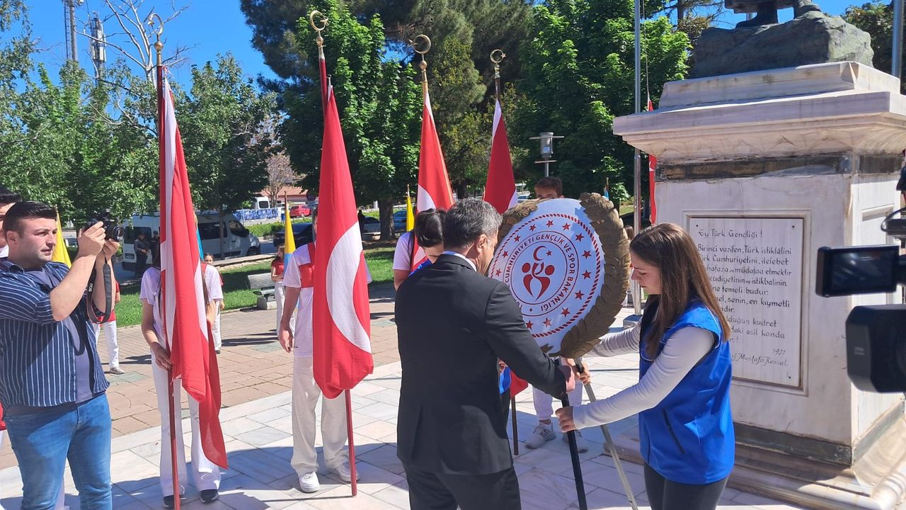 Ata’nın huzuruna çelenk bıraktılar