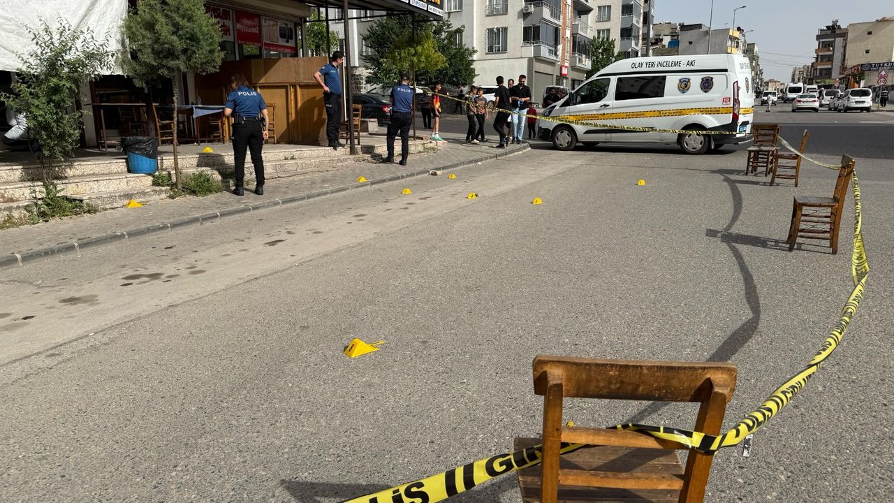 Kahve önünde oturan gence kurşun yağmuru