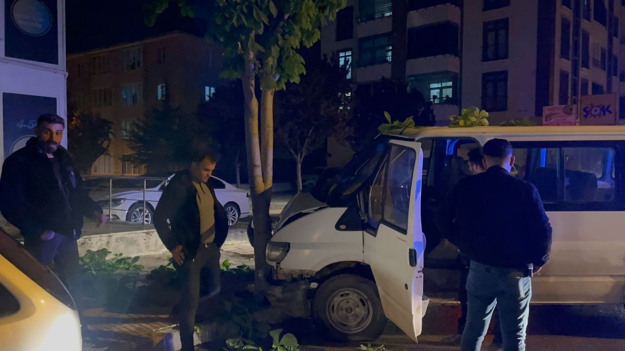 “Dur” ihtarına uymayan ehliyetsiz  sürücünün kullandığı araç  ağaca çarptı