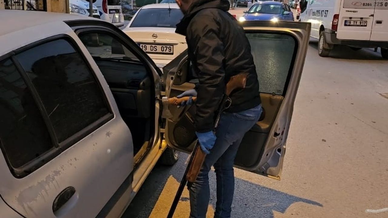 Uygulamalarda silah, mermi ve sentetik ecza elde edildi