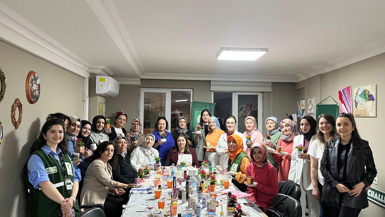 Çorum Yeşilay’dan kadınlara yönelik taş tozu saksı yapım atölyesi