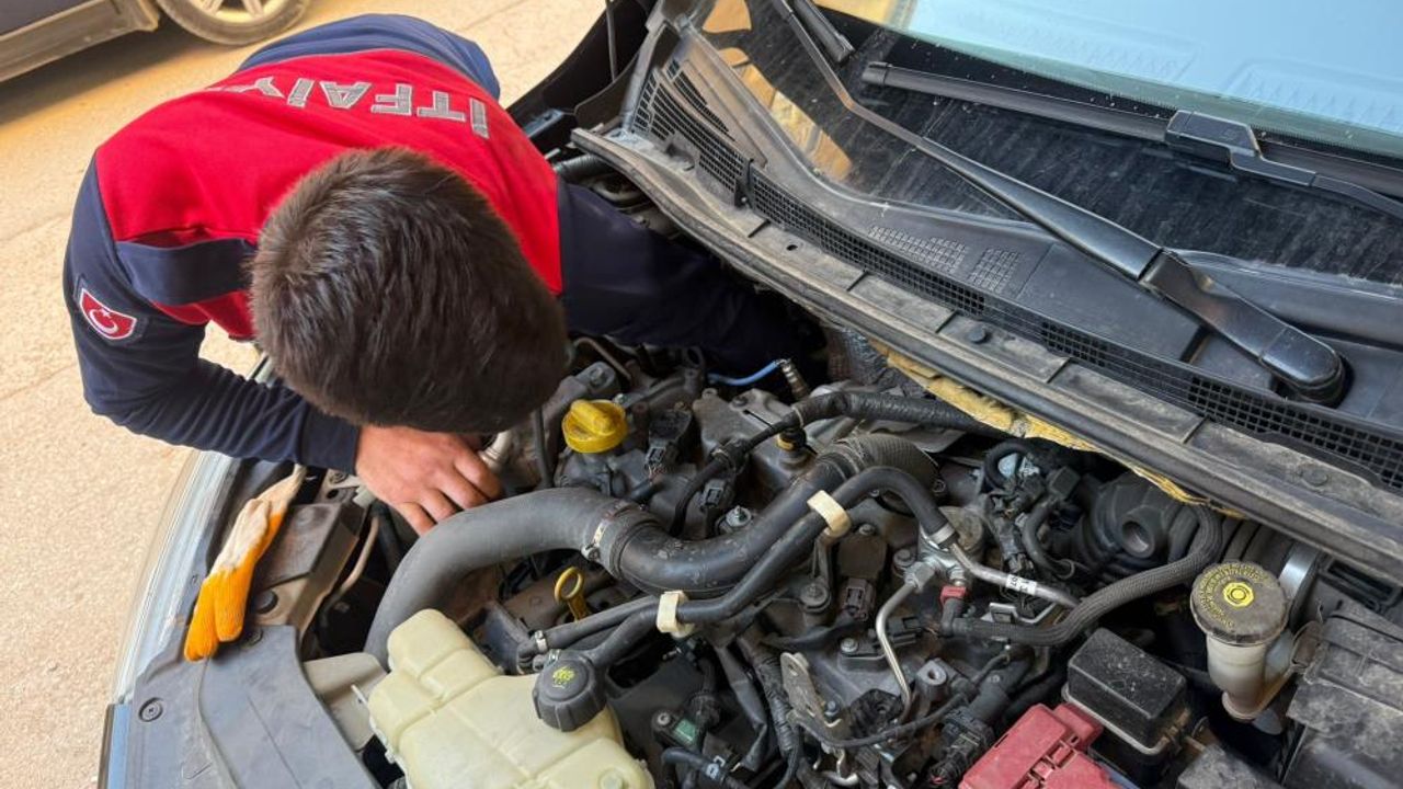 Otomobilin motor kısmına giren yavru kediyi itfaiye kurtardı