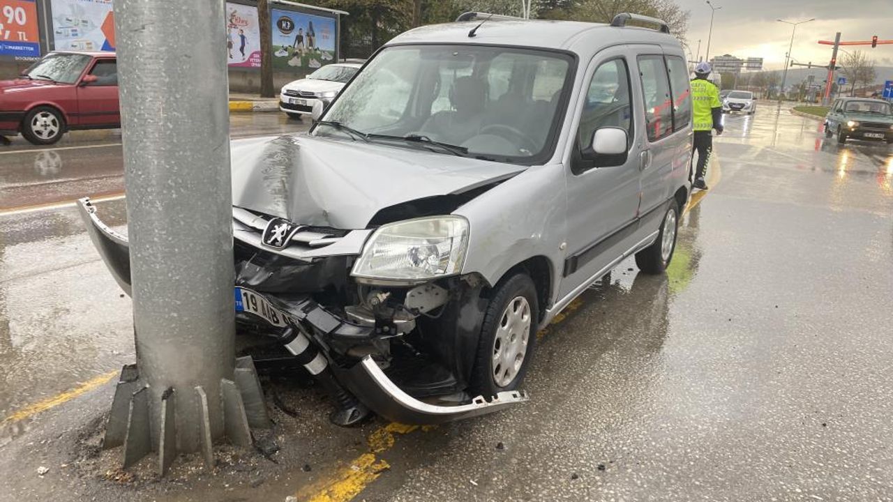 Hafif ticari araç direğe çarptı: 2 yaralı