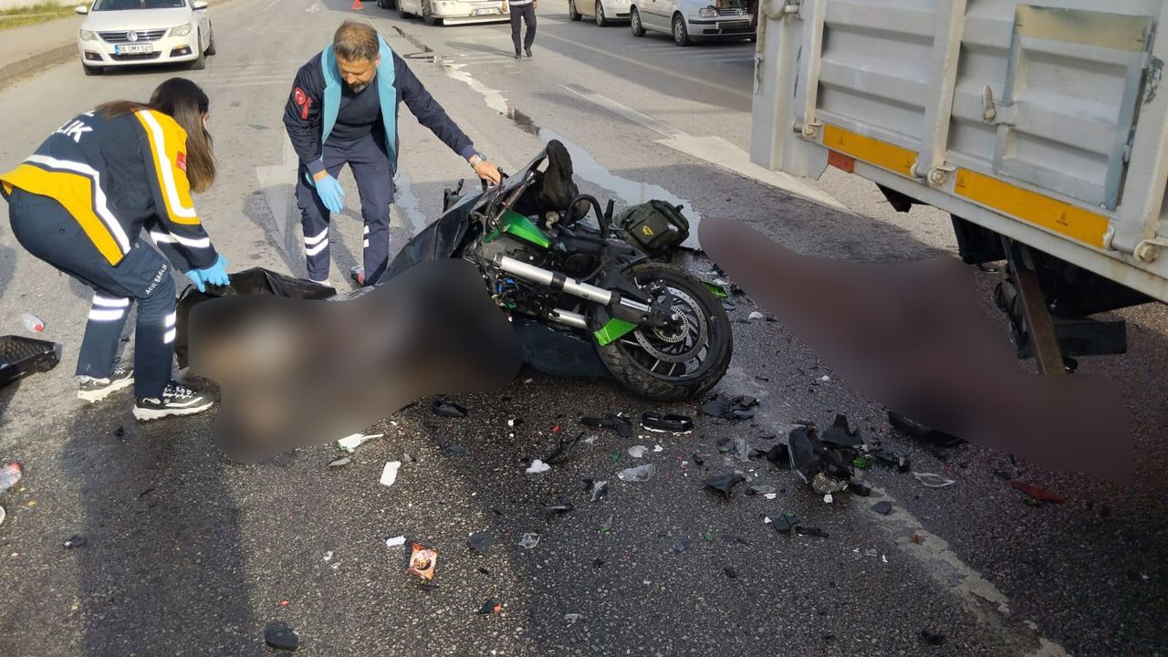 Çorum'da feci kaza: Kamyona çarpan motosikletin sürücüsü öldü
