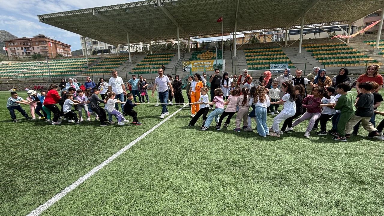 Çocuklar ve aileleri stadyumda buluştu, oyun oynayarak eğlendi