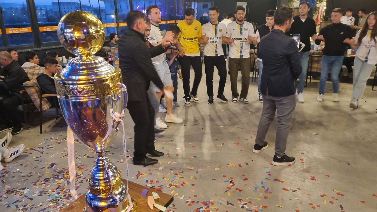 Alacagücü şampiyonluğu kutladı