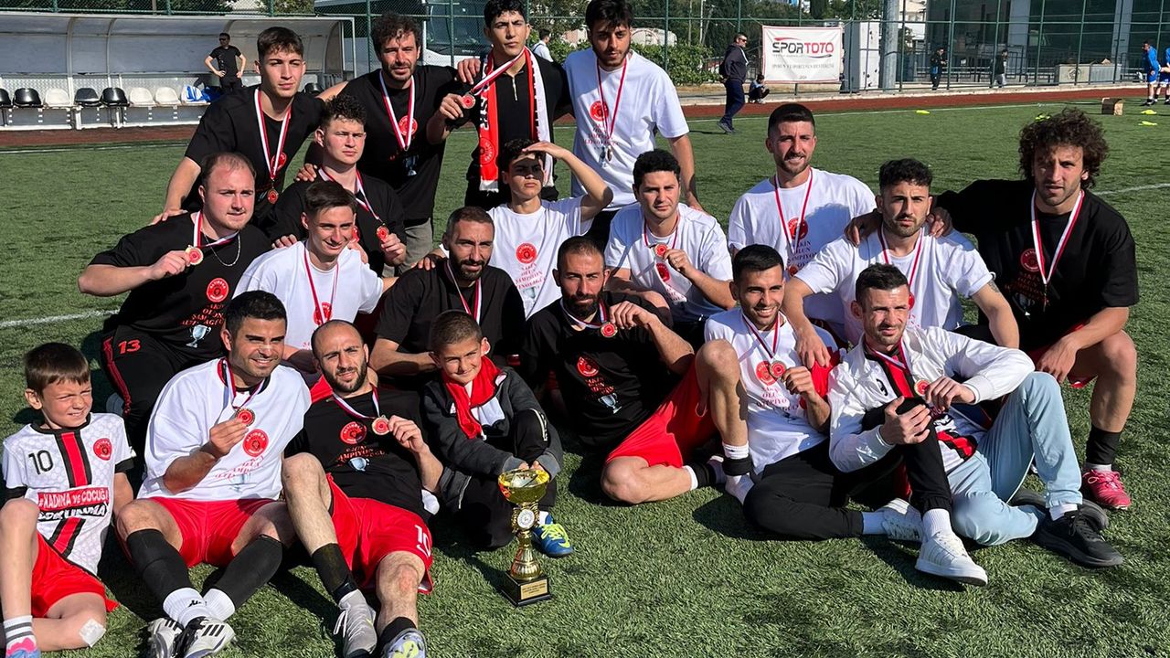 Çorumlu Ferdi Güler’in Başkanı olduğu Altınovagücü, Tekirdağ’da şampiyon