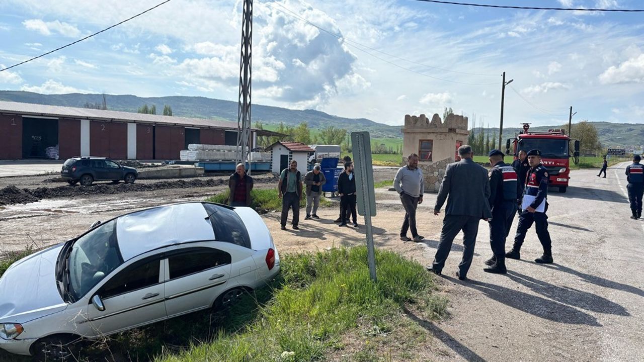 Çorum’da otomobil menfeze düştü