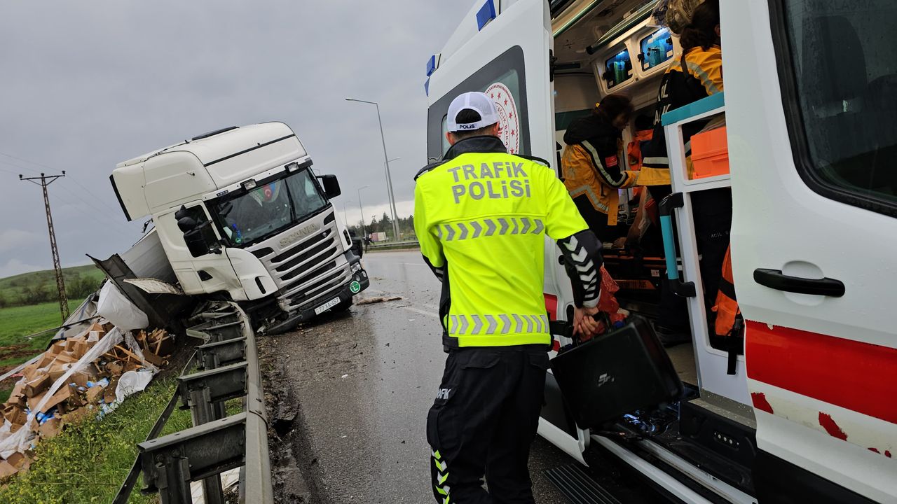 Tır bariyerlere çarptı: 1 yaralı