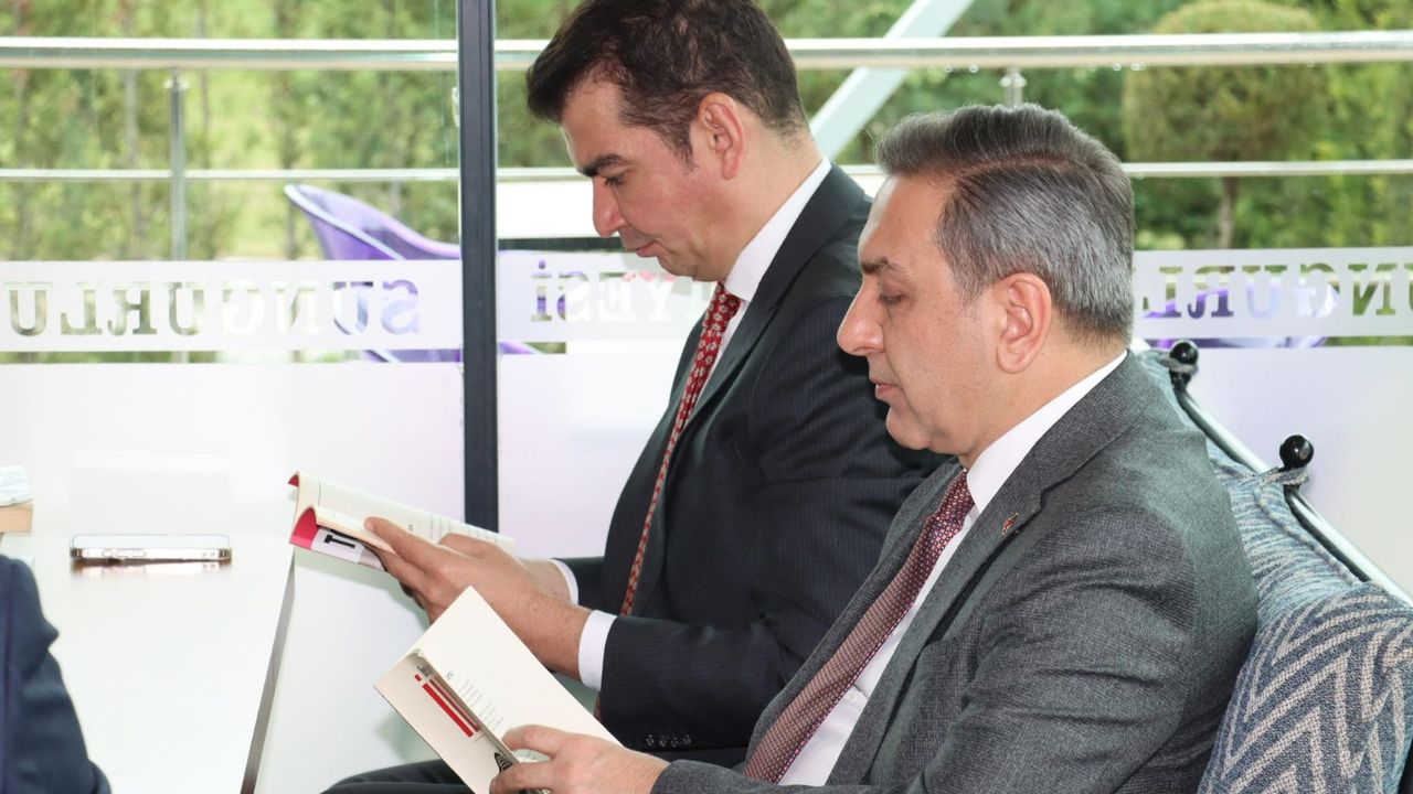 Protokol ile öğrenciler birlikte kitap okudu