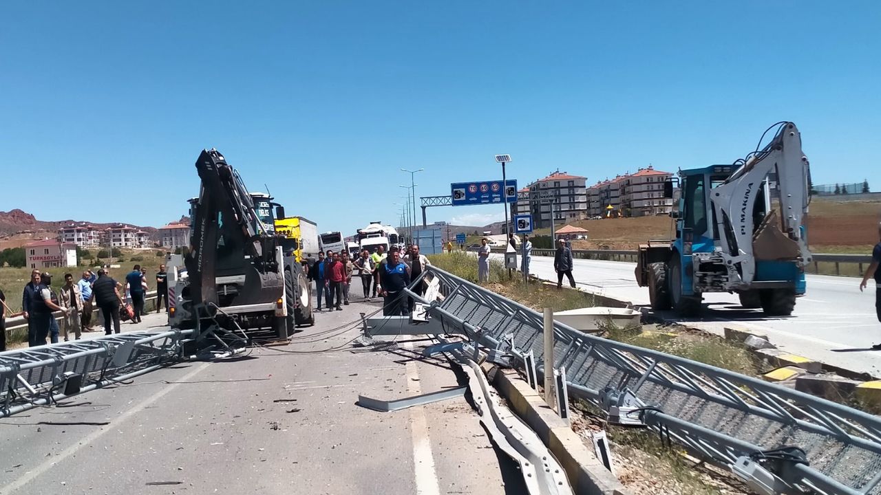 Yolcu otobüsü EDS direğini devirip  karşı şeride geçti: 2 yaralı