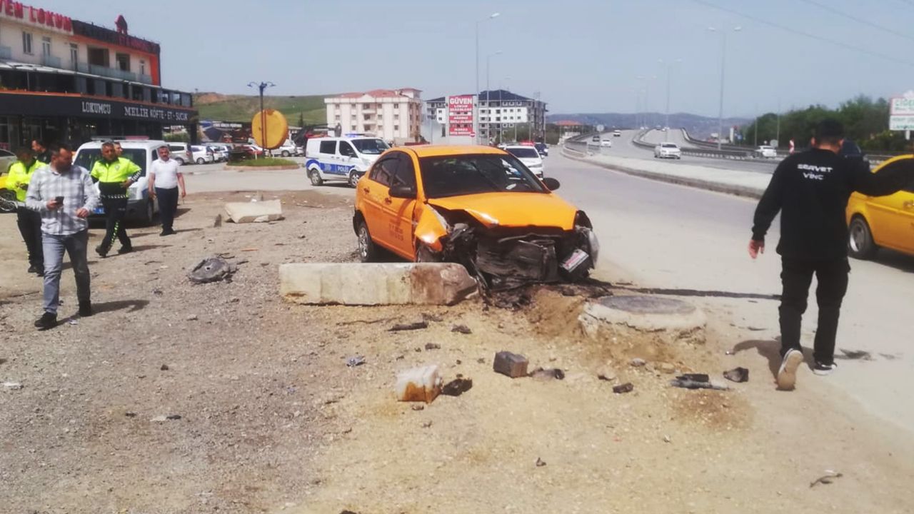 Otomobil bariyerlere çarptı