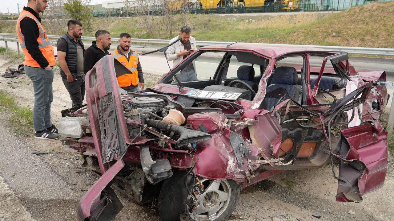 Bariyerlere çarpan otomobil  hurdaya döndü: Karı-koca yaralandı