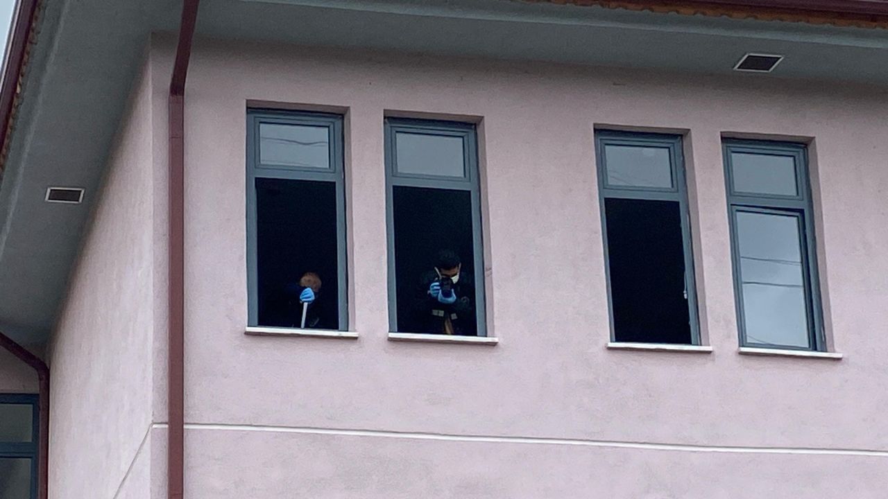 Okulun 4. katından düşen liseli genç ağır yaralandı