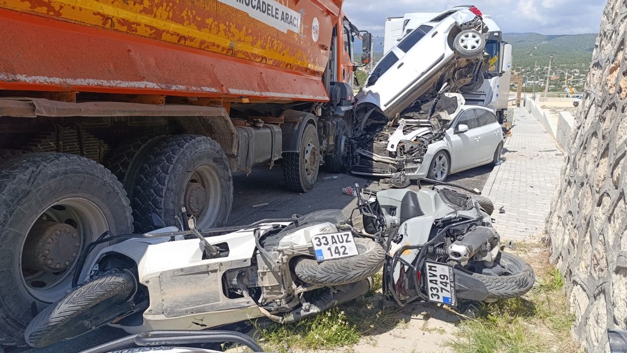 Yoldan çıkan kamyon  önüne gelen taşıtı ezdi
