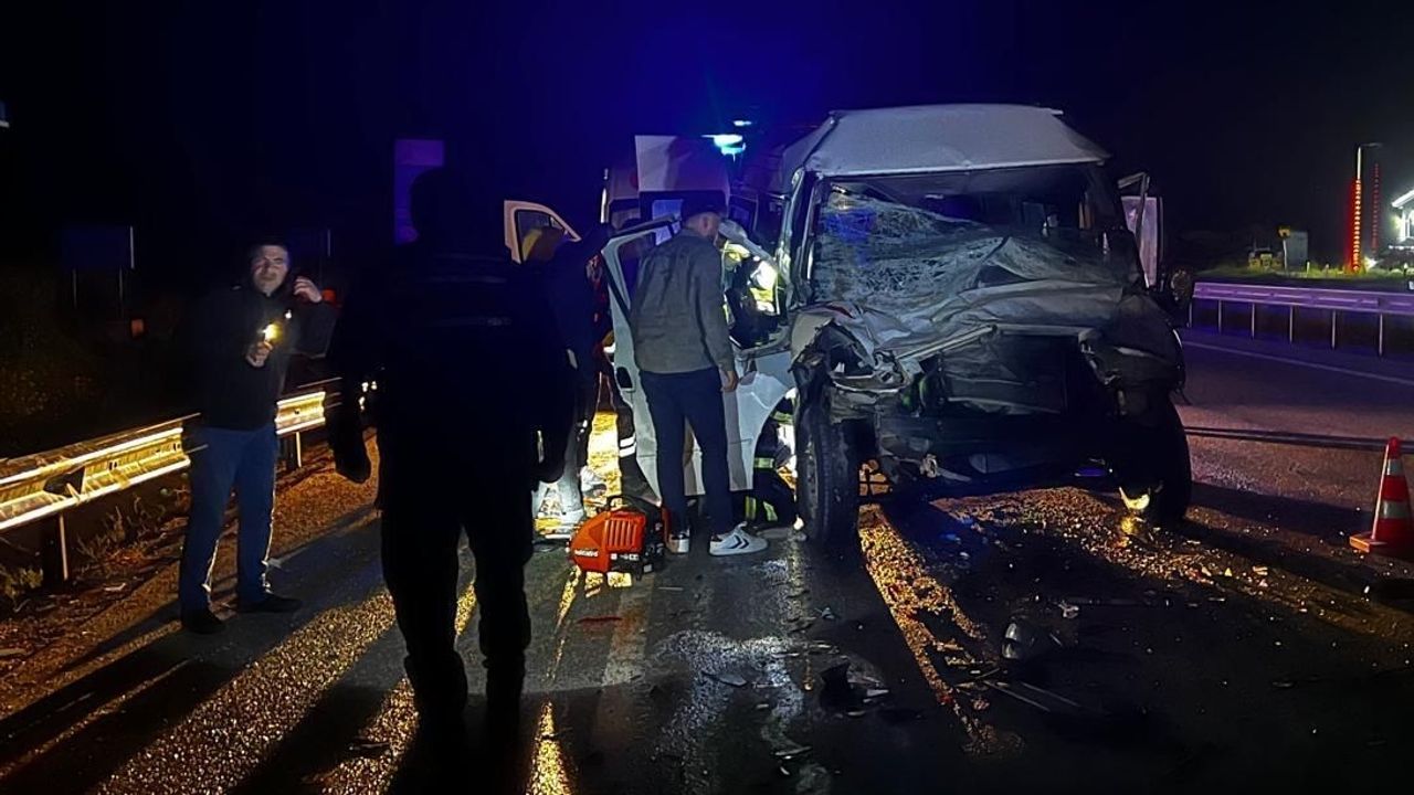 Minibüs, TIR’a arkadan çarptı