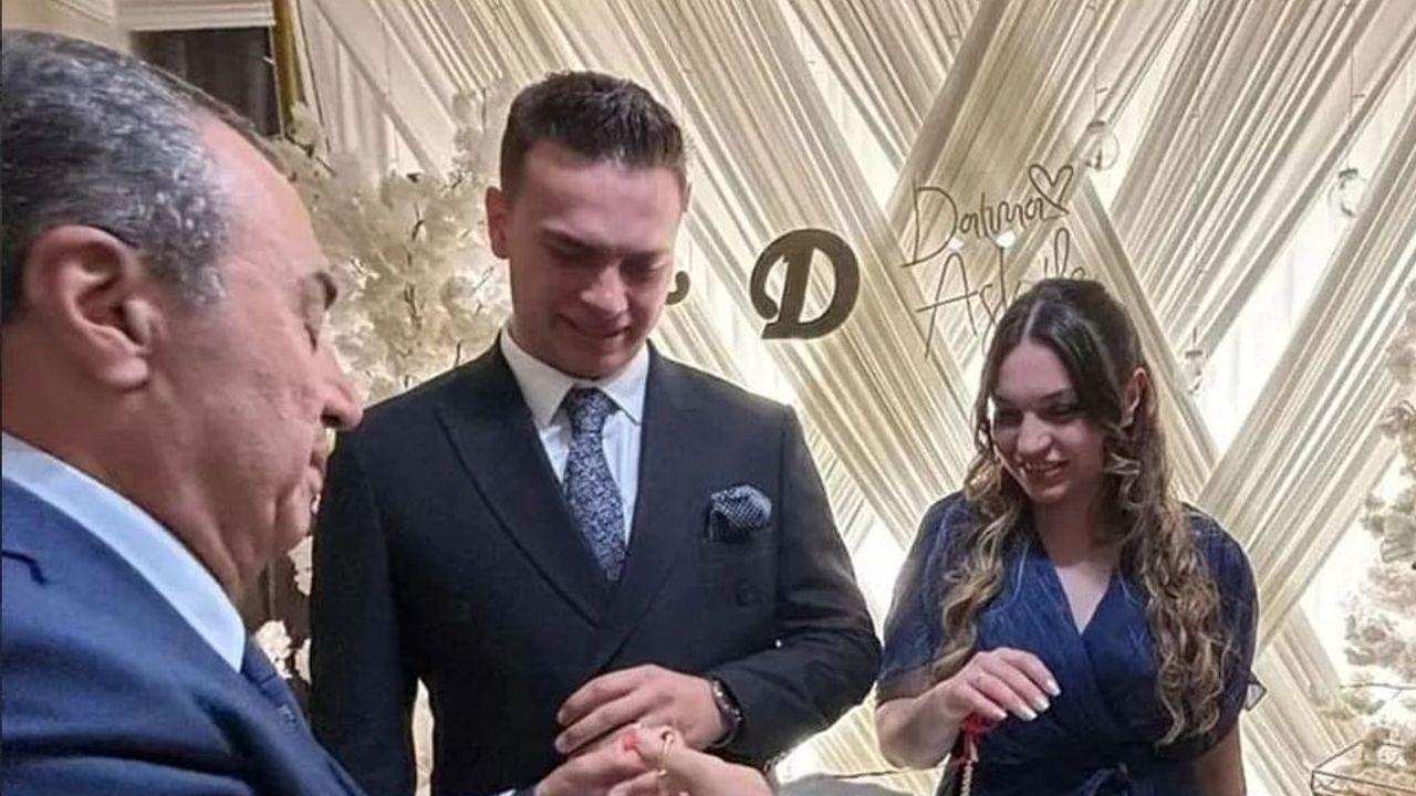 Vahit Kayrıcı, yeğeninin  nişan yüzüklerini taktı