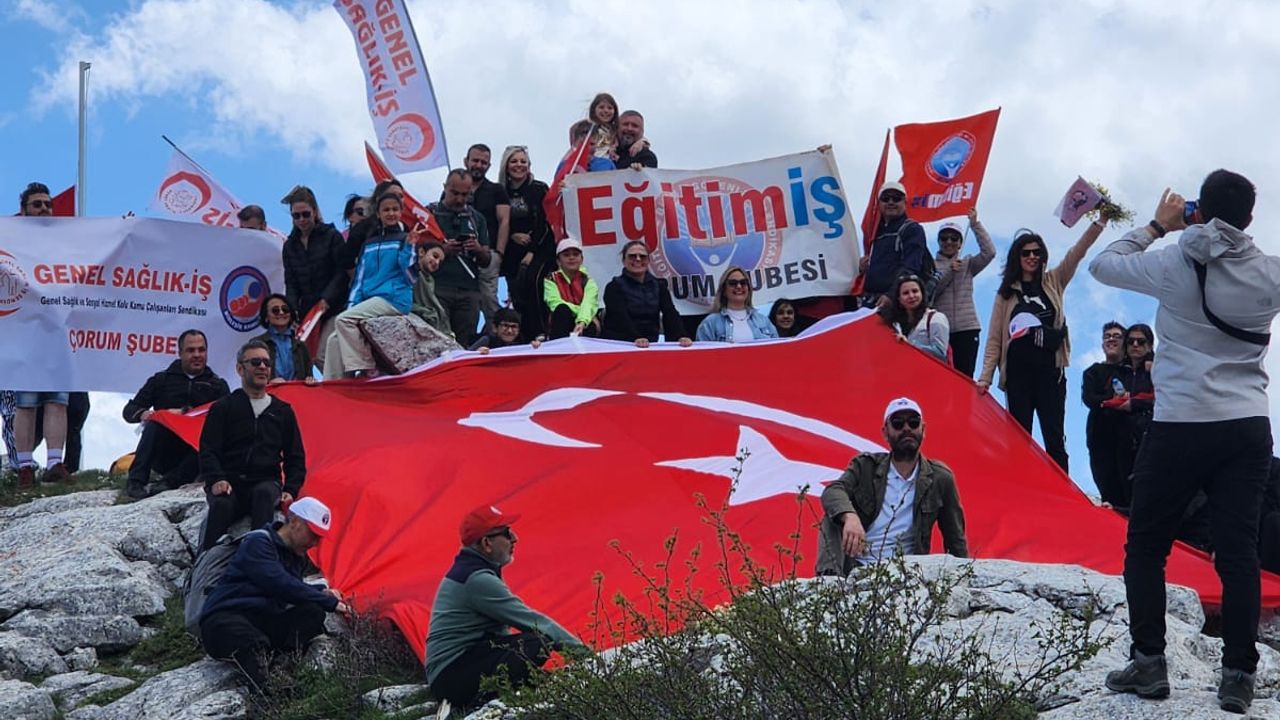 Eğitim-İş’ten Kösedağ’ın  zirvesinde renkli kutlama