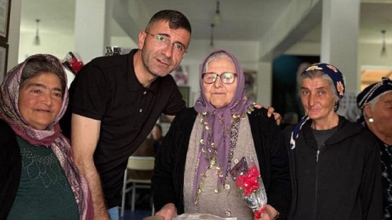 Eskiyapar köyü muhtarından  kadınlara Anneler Günü jesti