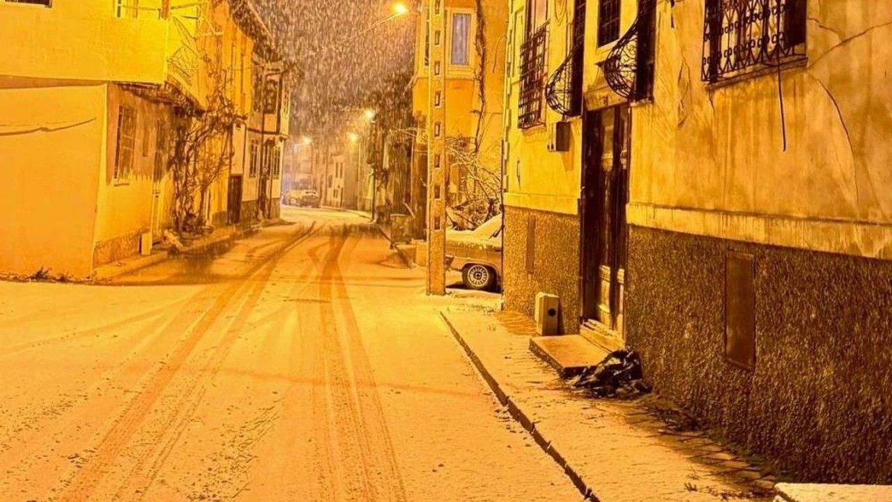 Çorum'da yazı beklerken kar yağdı! İş o görüntüler