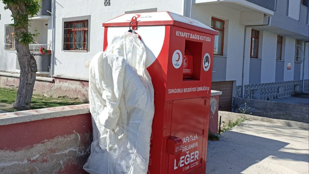 Kızılay’ın kıyafet bağış  kutusuna gelinlik bırakıldı