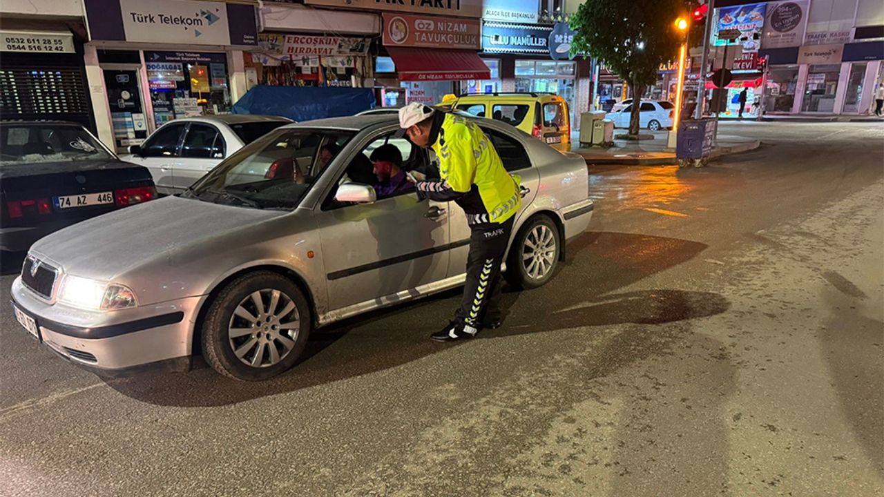 Polisten emniyet kemeri uygulaması